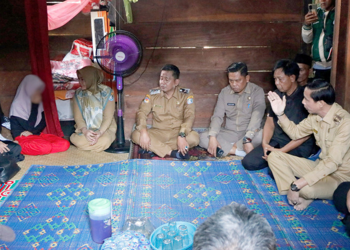 Bupati Kaur Bersama Pejabat Pemda Kaur Kunjungi Korban Tindak Asusila, Sebagai Bentuk Peduli dan Dukungan