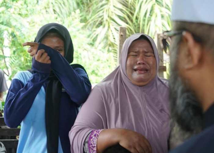 Terima Bantuan, Warga Mukomuko Menangis Harus di Depan Gubernur Bengkulu