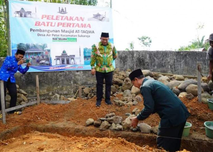 Bupati Seluma Letakkan Batu Pertama Pembangunan Masjid At-Taqwa Air Petai 