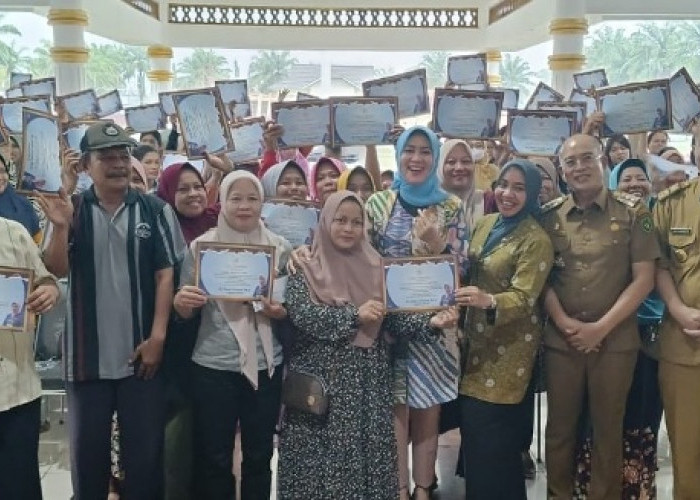 Jangan Dipotong, Dewi Coryati Serahkan 6.880 Beasiswa di Bengkulu Selatan