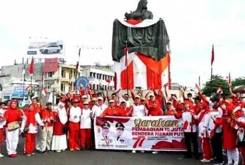Pemprov Bagikan Bendera Merah Putih di Simpang Lima Bengkulu