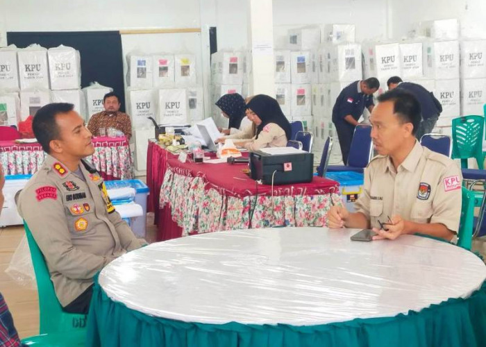 Masih Aman, Kapolres Kaur Monitor Rapat Pleno di PPK Kecamatan Kaur Selatan