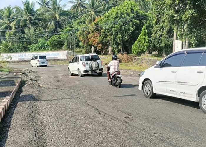 Jalan Fatmawati Depan Polsek Kota Manna Segera Diperbaiki 