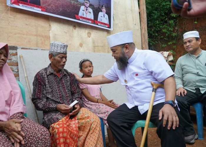 Gubernur Bengkulu Pompa Semangat Warga Kurang Mampu di Desa Air Jelatang