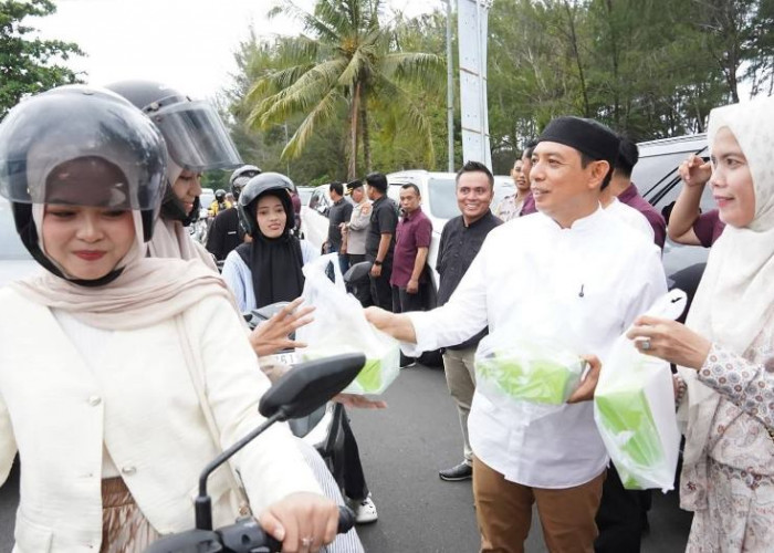 Aksi Sosial, Walikota Bengkulu, Kapolda  dan DPD REI  Bagi-Bagi  Takjil di Pantai Panjang
