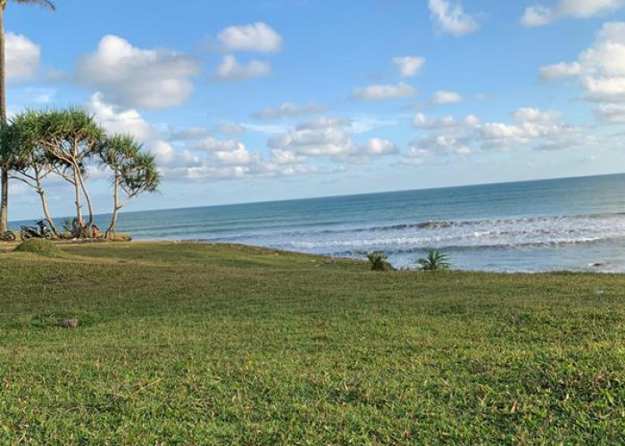 Pesona Pantai Air Padang: Potensi Wisata Strategis yang Terganjal Minimnya Fasilitas 