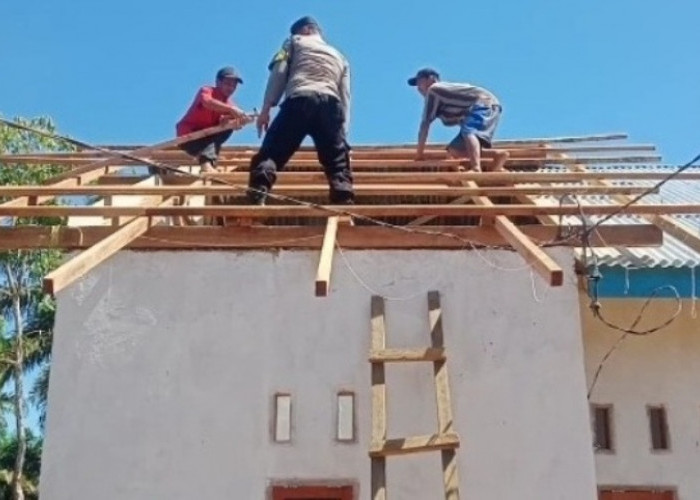 Gercep, Personel Polsek Giri Mulya Ikut Perbaiki Atap Rumah Warga Melayang