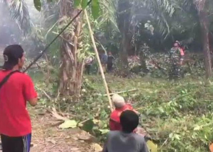 Karya Bakti, Koramil 423-03 Lais Bersihkan Lokasi Objek Wisata Air Terjun Talang Diwo