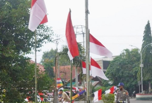 Sambut HUT RI, Bendera Merah Putih   Berkibar di Pusat Kota Arga Makmur