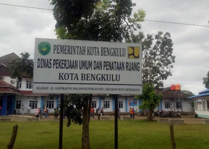  Dinas PUPR Kota Bengkulu Bongkar Drainase Tersumbat di Jalan Salak