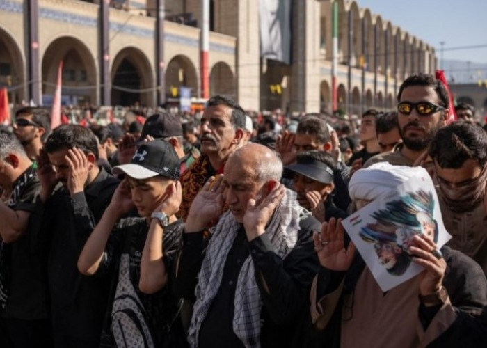 Salat Jenazah Ali Khamenei Dipimpin Ulama Senior, Mojtaba Tak Tampak di Hari Kedua Prosesi