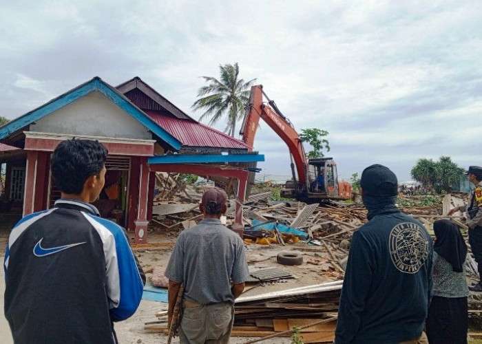 Masyarakat Desa Pasar Lama Bongkar Sendiri Rumah Untuk  Pembangunan Pelabuhan Perikanan Nusantara 