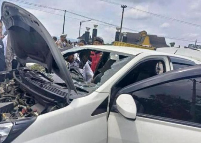  Sedang Diparkir Dipinggir Jalan, Mobil Toyota Sigra Milik Kades Jayakarta Nyaris Habis Terbakar