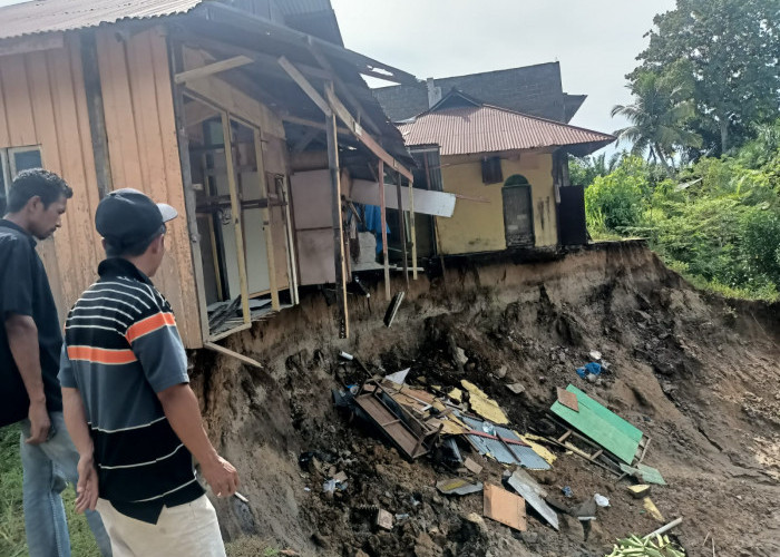 Rumah Warga Dipinggir Sungai Manjuto Makin Gawat, Terbaru Terjadi Longsor Lagi