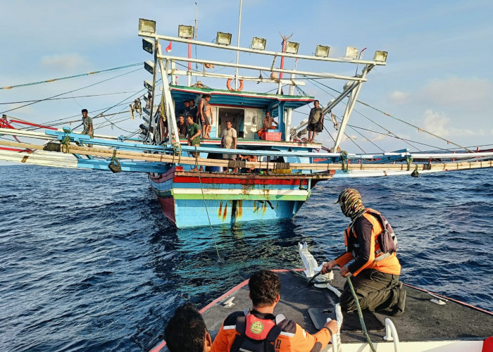 Tim SAR Bengkulu Mencari Nelayan Bernama Ujang yang Terjatuh dari Kapal dan Menghilang