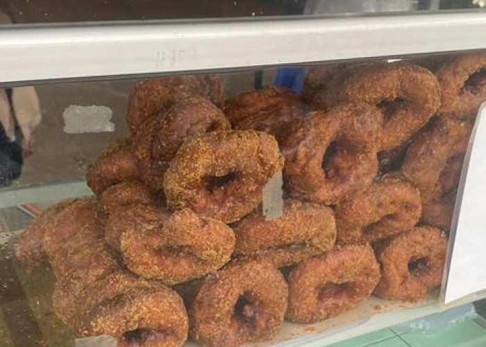 Kue Lengkok Ayuk Emi Jadi Pilihan Takjil Favorit Warga Saat Ramadan