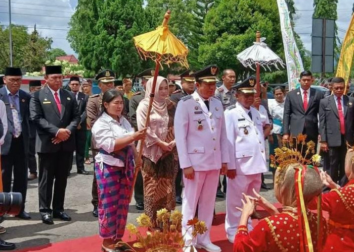 Serah Terima Jabatan, Arie-Sumarno Disambut Prosesi Adat Bengkulu Utara