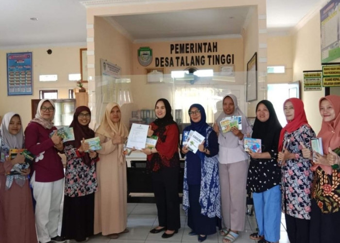 Bunda PAUD Seluma Serahkan   Bantuan Buku Program Pojok Baca Untuk Tujuh Desa 