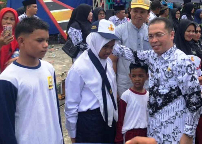  Masyarakat Setuju Program Seragam Sekolah Gratis Sapuan-Wasri Dilanjutkan