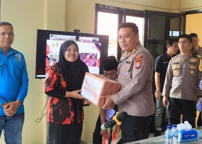  Polres Kaur Bersama Mahasiswa dan Ormas Bagikan 50 Karung Beras