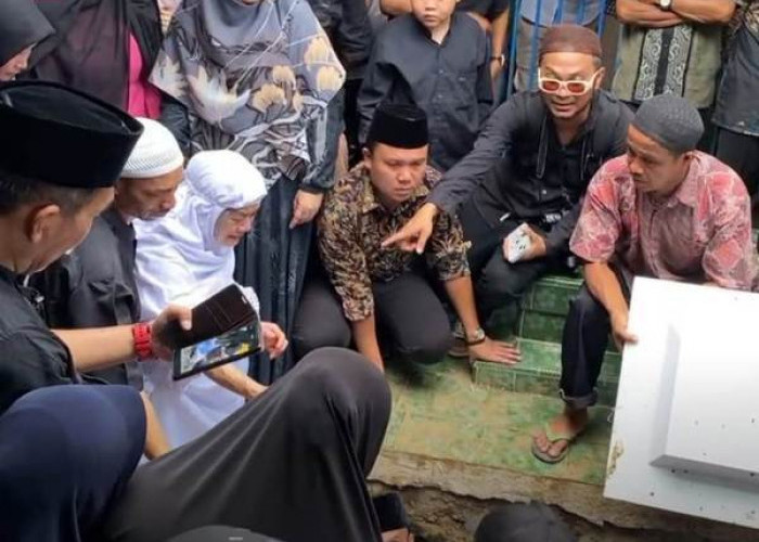 Mohon Doa dan Dimaafkan, Jenazah Bupati Kaur H. Lismidianto, SH, MH Dimakamkan di Samping Makam Ibunya 