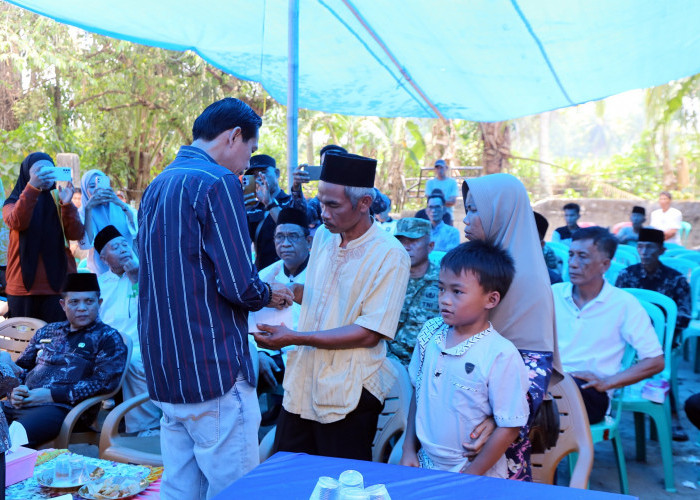 Bupati Gusril Sampaikan Belasungkawa kepada Keluarga Ananda Sutama, Salurkan Santunan BAZNAS
