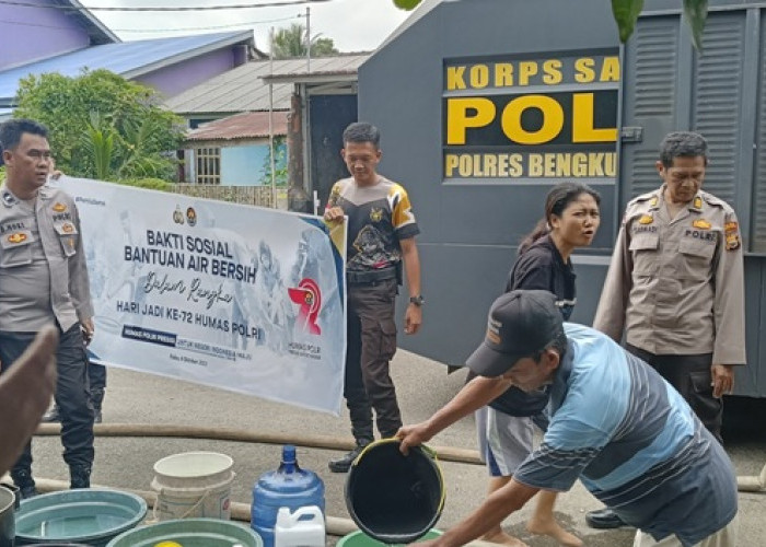  Polres Bengkulu Selatan Salurkan  Air Bersih ke Pintu Langit