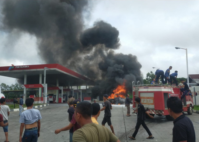 Pemiliknya Masih Dicari, Mobil Pick Up Terbakar di SPBU Kutau, Kerugian Capai Rp 30 Juta 