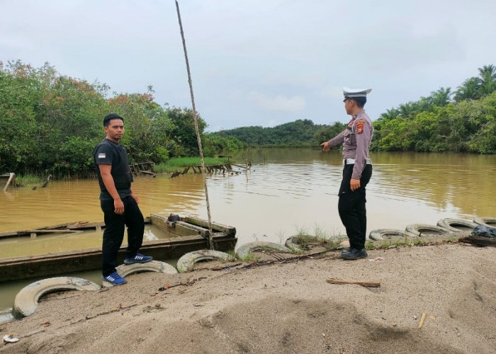 Antisipasi Banjir, Anggota Polsek Ketahun Pantau Debit Air Sungai 