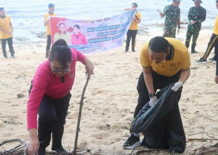 Polres Bersama Masyarakat Kaur Lakukan Aksi Bersih di Pantai Pinang Tawar