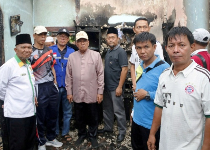 Ikut Prihatin, Pemda  Kaur Serahkan Bantuan Kepada Korban Kebakaran di Padang Genteng 