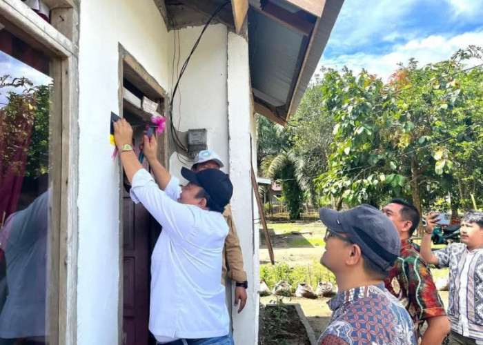 Terima Kasih, Wabup Seluma Pasang Peneng Bantuan Bedah Rumah di Kungkai Baru