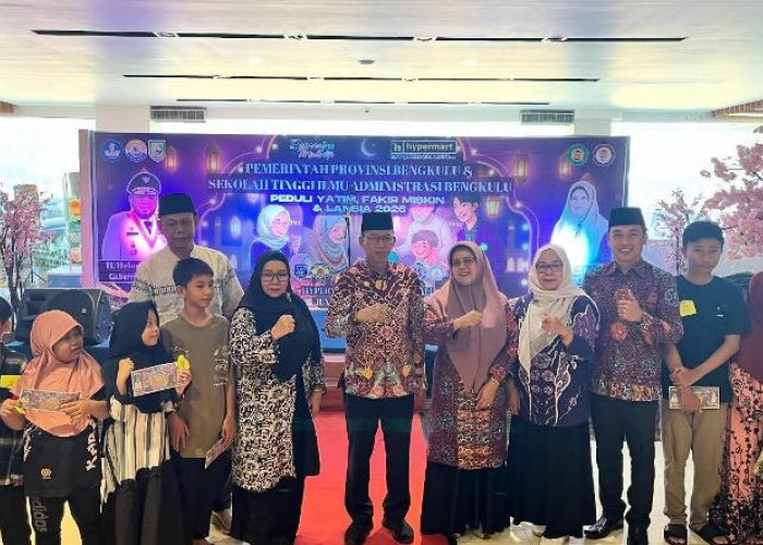  STIA Bengkulu Ajak Anak Yatim dan Lansia Belanja Baju Lebaran