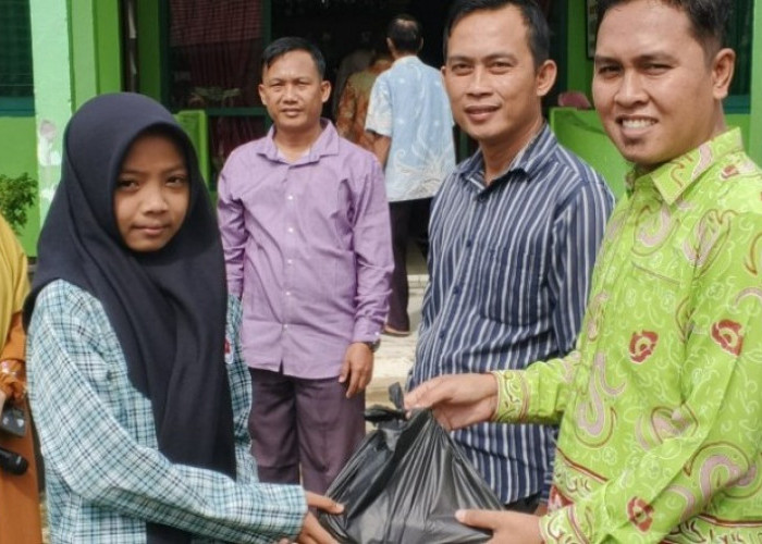 MTs Negeri 2 Bengkulu Tengah Salurkan Zakat Fitrah dan Paket Ramadhan Berkah