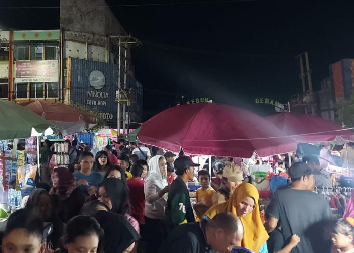  Berburu Baju Lebaran, Jalan Soeprapto Bengkulu Dipadati Pembeli 