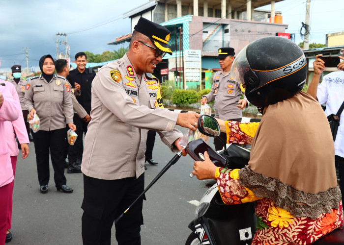 Kapolres Bengkulu Selatan Bagikan Takjil Untuk Pengendara yang Melintas Depan Kantor 