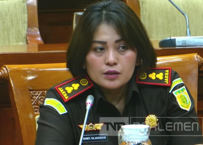  Kejaksaan Agung Cokok Kajari Karo  dan Jajarannya 