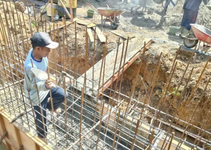 Satgas Koramil 408-05/Manna Lakukan Perakitan Rangka Besi Pondasi Jembatan Gantung Garuda