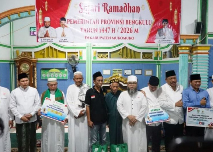 Gubernur Bengkulu Beri Bantuan Sosial hingga Komitmen Jalan Mulus di Mukomuko