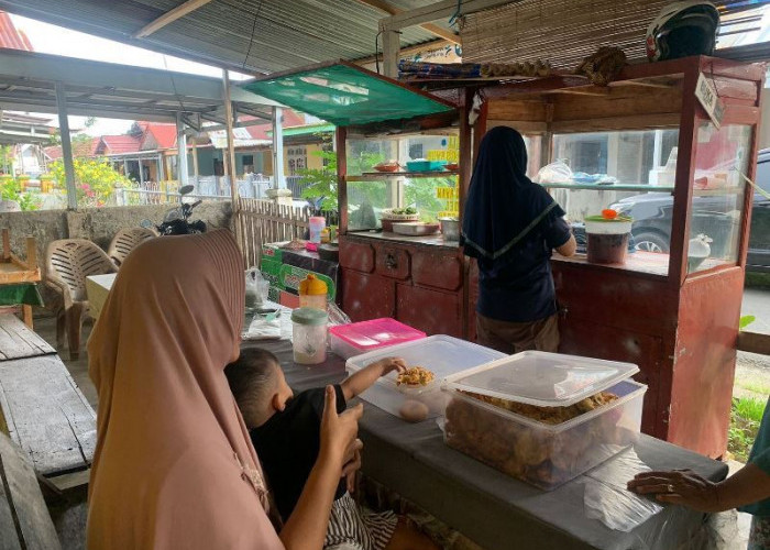 Siasat Ibu Sri: Dari Bubur Ayam ke Menu Takjil, Hidupkan Suasana Ramadan di Perumahan Diknas