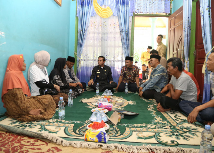 Bupati Kaur Sambangi Keluarga Korban Terseret Ombak, Wujud Nyata Kepedulian di Tengah Duka