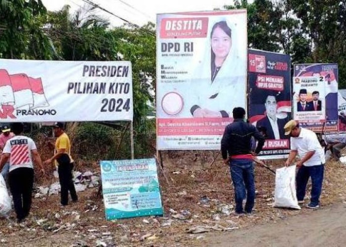 Ketua RT/RW Muara Dua Gotong Royong Bersihkan Sampah Liar depan Baliho Calon Presiden, Calon DPD,DPRD