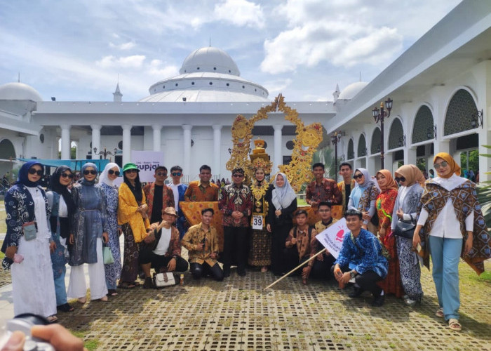 Bagus, Bank Indonesia  Raih Juara Terfavorit  Festival Batik Besurek