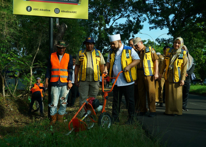 Gubernur Bengkulu Tebas Rumput dekat Lapangan Golf,  Sebelum Lebaran Jalan Bersih 