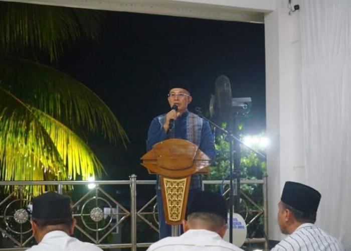 Bupati Bengkulu Selatan  Tarawih Bersama di Pendopo Rumah Dinas