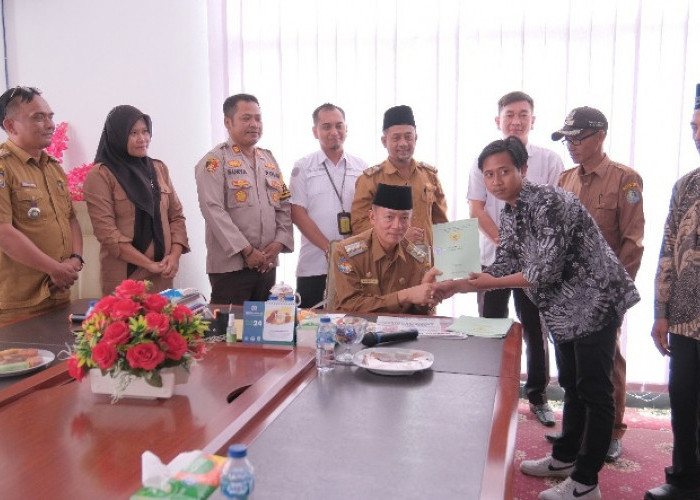Pemerintah Kabupaten Kaur Serahkan 169 Sertifikat  Redistribusi kepada Warga Dusun Talang Salimi