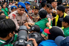 Saat Aksi Massa,  Polisi dan Mahasiswa Terlibat Saling Dorong di Bundaran HI