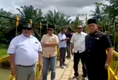 Bupati Bengkulu Selatan  dan Anggota DPRD Tinjau Jembatan Air Nelengau