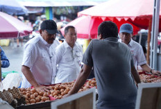 Pastikan Harga Tetap Bersahabat Jelang Nataru, Wagub Mian Turun Langsung ke Pasar Panorama
