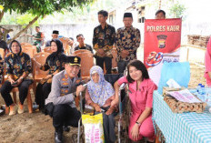 Tembus Jembatan Gantung Demi Warga Pelosok, Kapolres Kaur Salurkan Bantuan Sosial Sambut Bhayangkara ke-80
